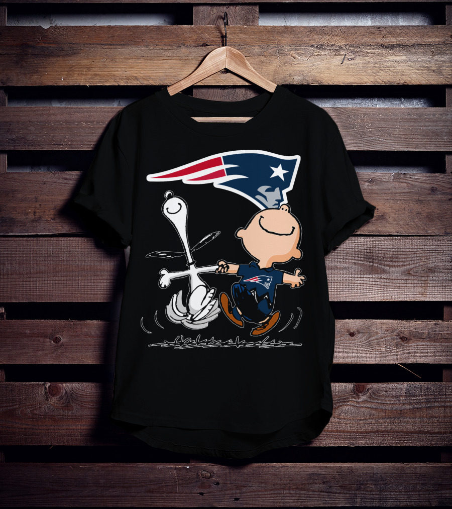 Snoopy And Charlie Brown Dancing With New England Patriots T-Shirt