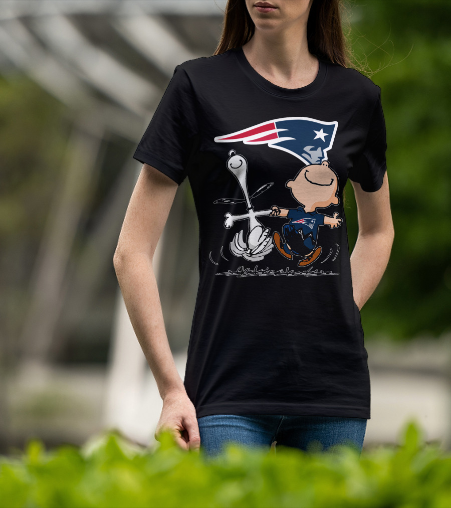 Snoopy And Charlie Brown Dancing With New England Patriots T-Shirt