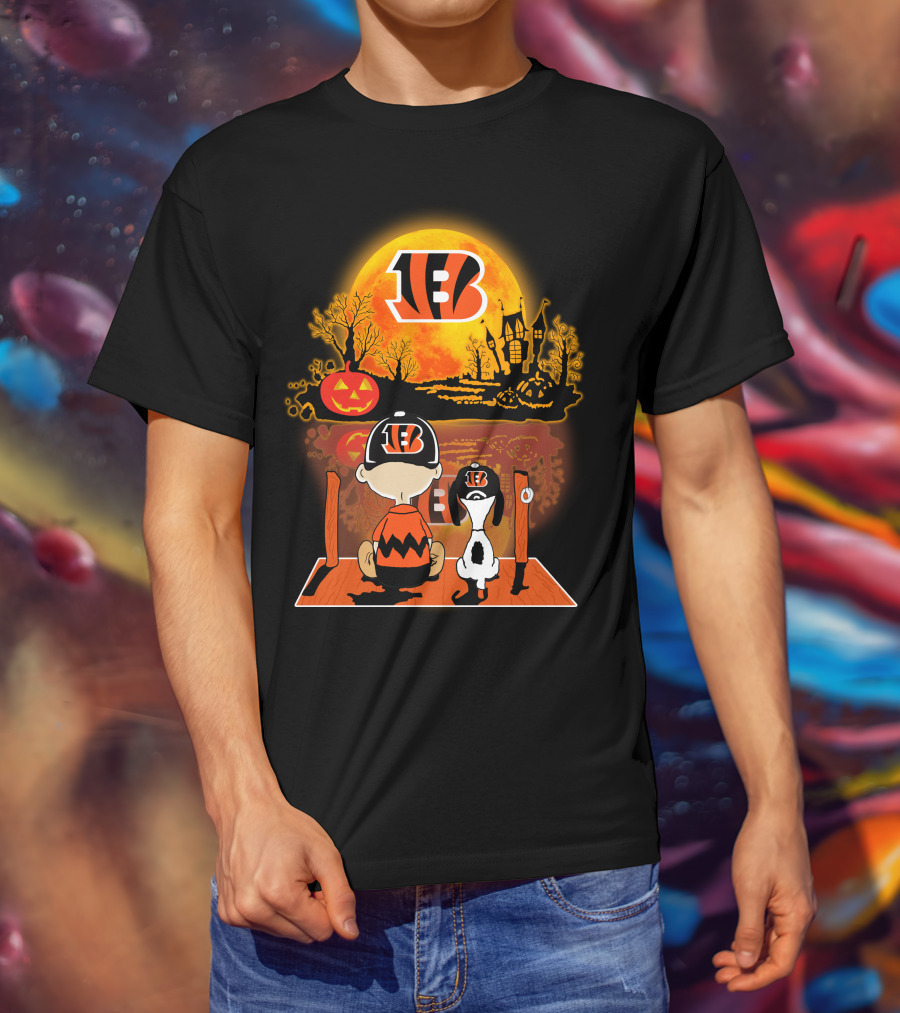 Cincinnati Bengals Snoopy And Charlie Brown Pumpkin Halloween Night Scene T-Shirt