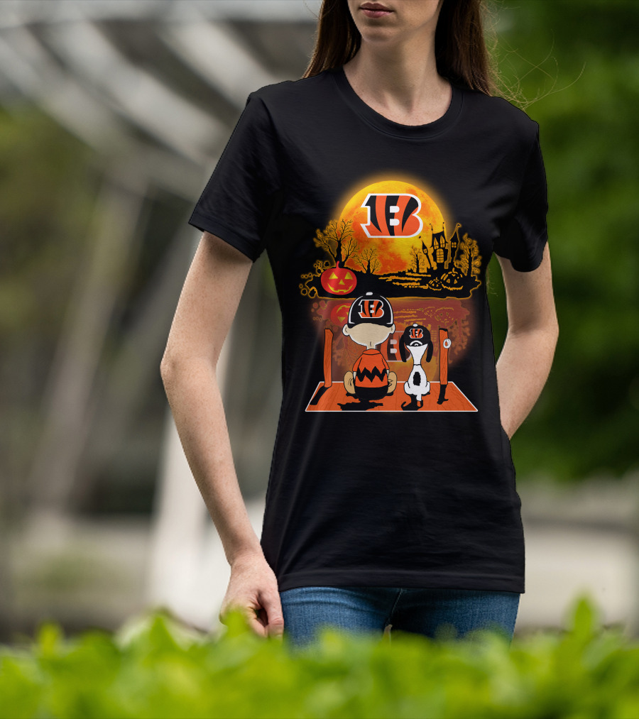 Cincinnati Bengals Snoopy And Charlie Brown Pumpkin Halloween Night Scene T-Shirt