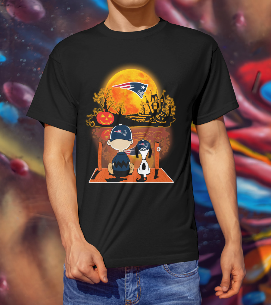 New England Patriots Snoopy And Charlie Brown Halloween Pumpkin Night Scene T-Shirt