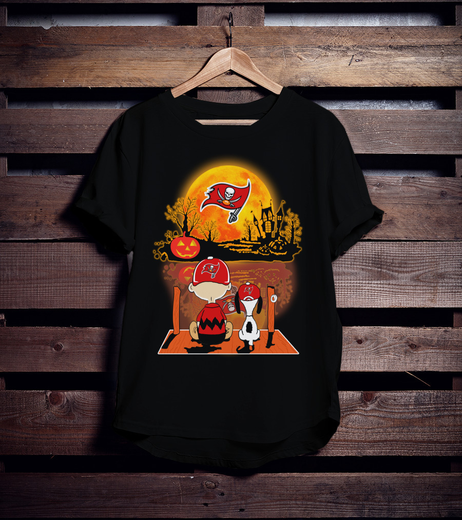 Tampa Bay Buccaneers Snoopy And Charlie Brown Halloween Pumpkin Full Moon Scene T-Shirt