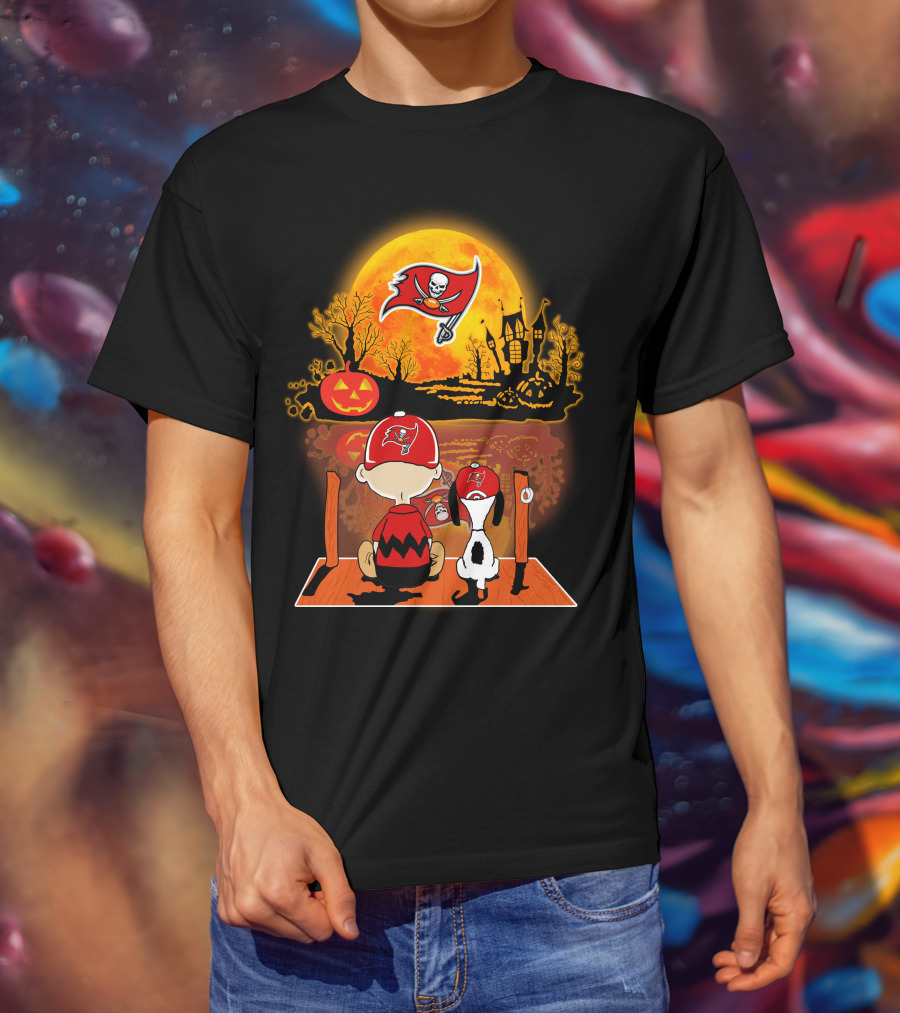 Tampa Bay Buccaneers Snoopy And Charlie Brown Halloween Pumpkin Full Moon Scene T-Shirt