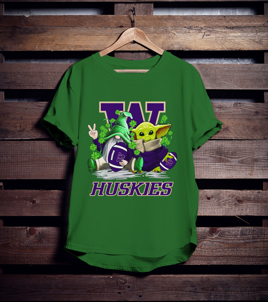 Washington Huskies Football St. Patrick’s Day Gnome And Baby Yoda With Shamrocks T-Shirt