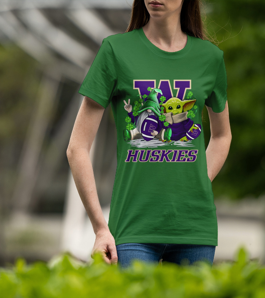 Washington Huskies Football St. Patrick’s Day Gnome And Baby Yoda With Shamrocks T-Shirt