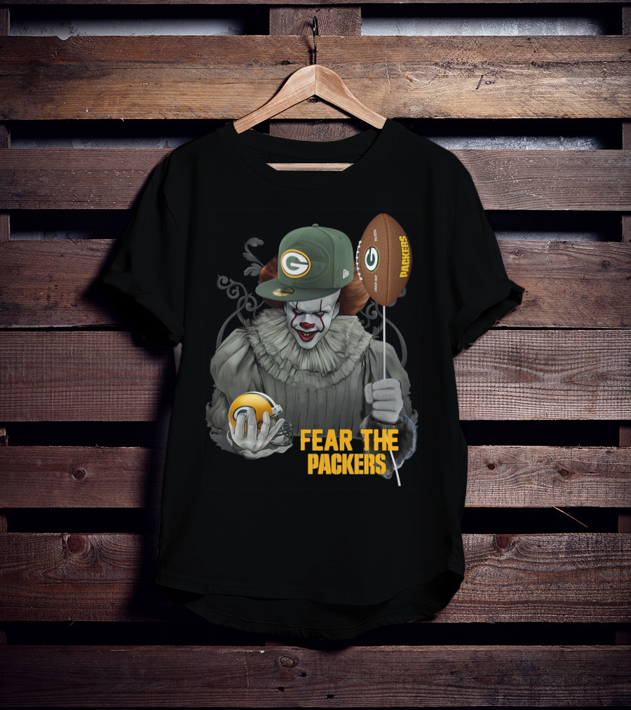 Pennywise Holding Green Bay Packers Balloon And Helmet Fear The Packers T-Shirt