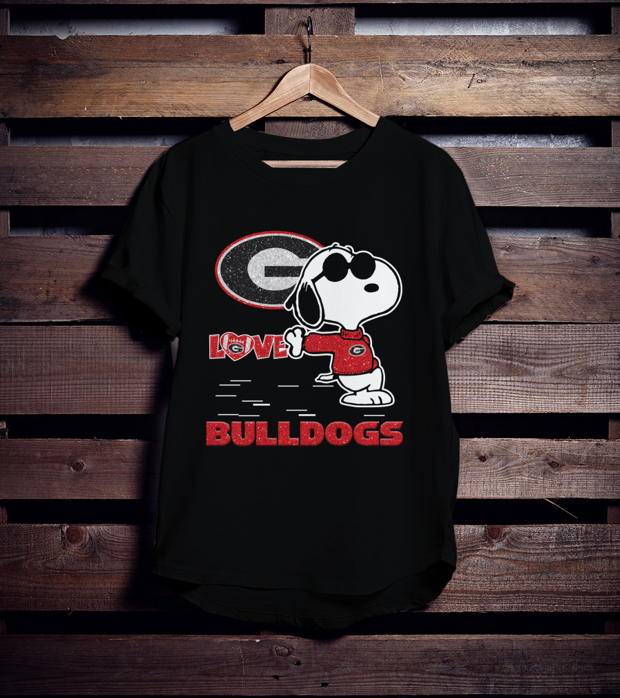 Snoopy Love Georgia Bulldogs Football T-Shirt