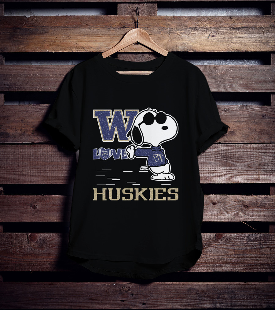 Snoopy Loves Washington Huskies Football With W T-Shirt