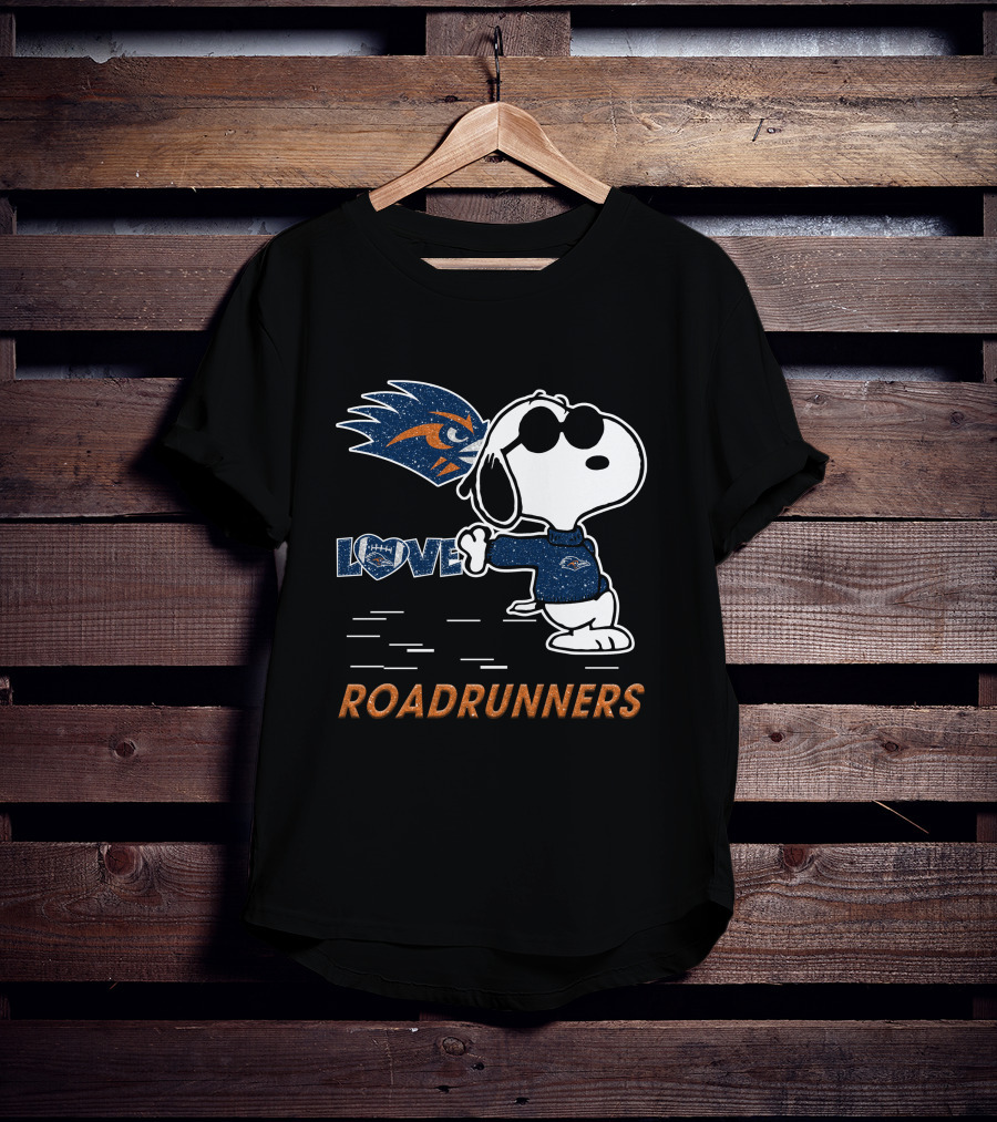 Snoopy Love UTSA Roadrunners Football Fanatic T-Shirt