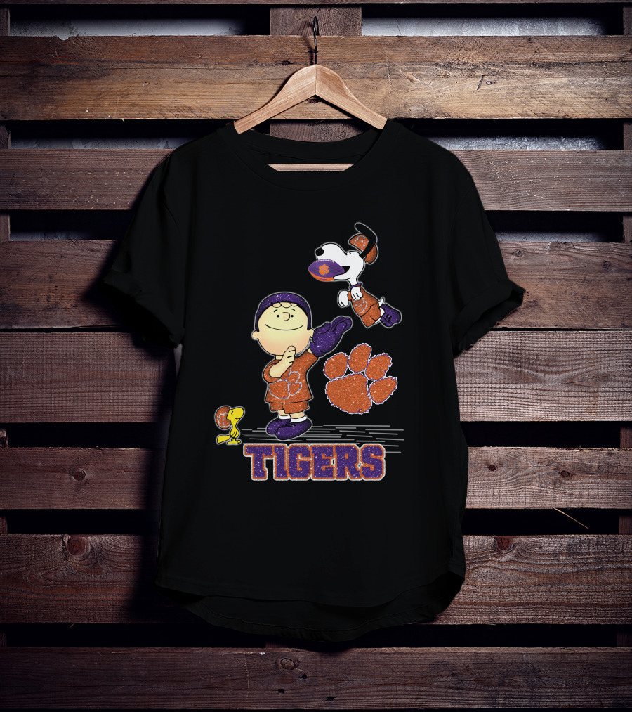 Snoopy Clemson Tigers Peanuts Football T-Shirt