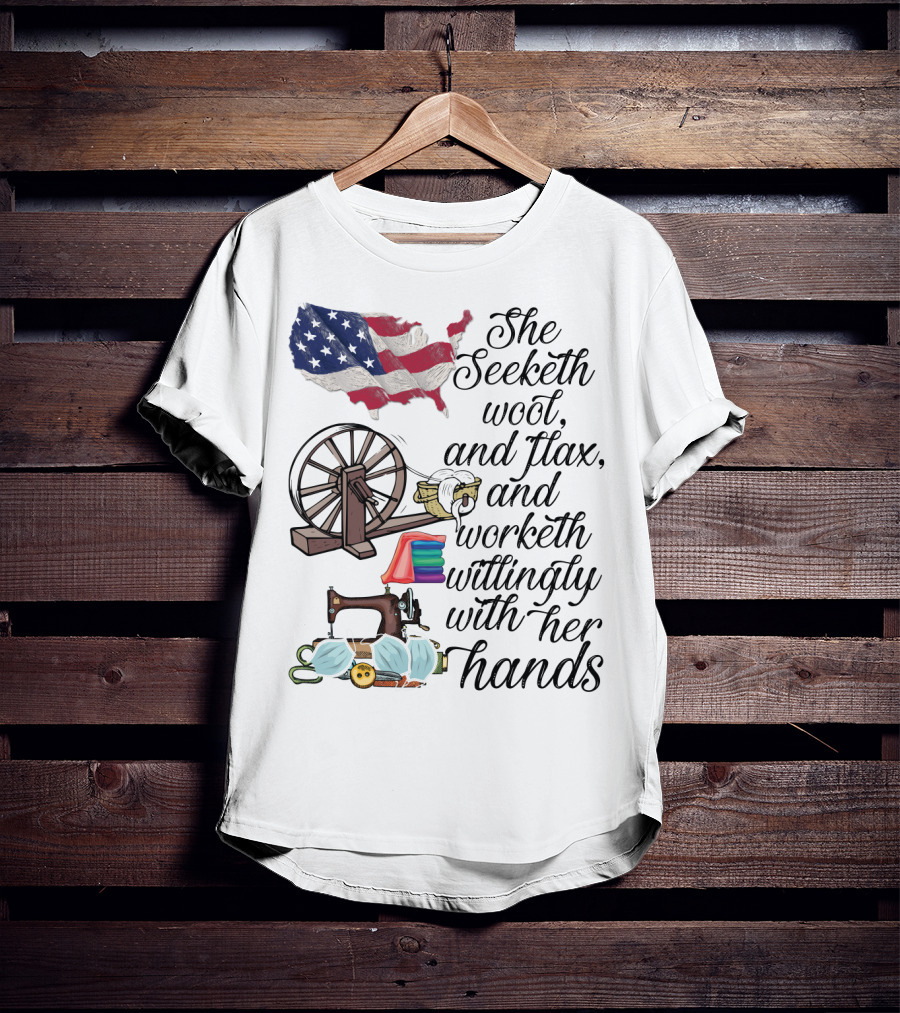 She Seeketh Wool Flax Worketh Willingly With Her Hands American Flag Spinning Wheel Sewing Machine Masks T-Shirt