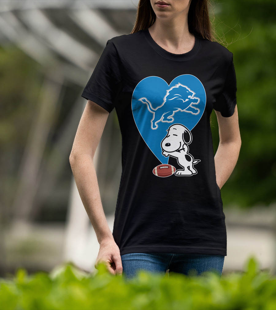 Detroit Lions Snoopy Heart Balloon Football Hug T-Shirt