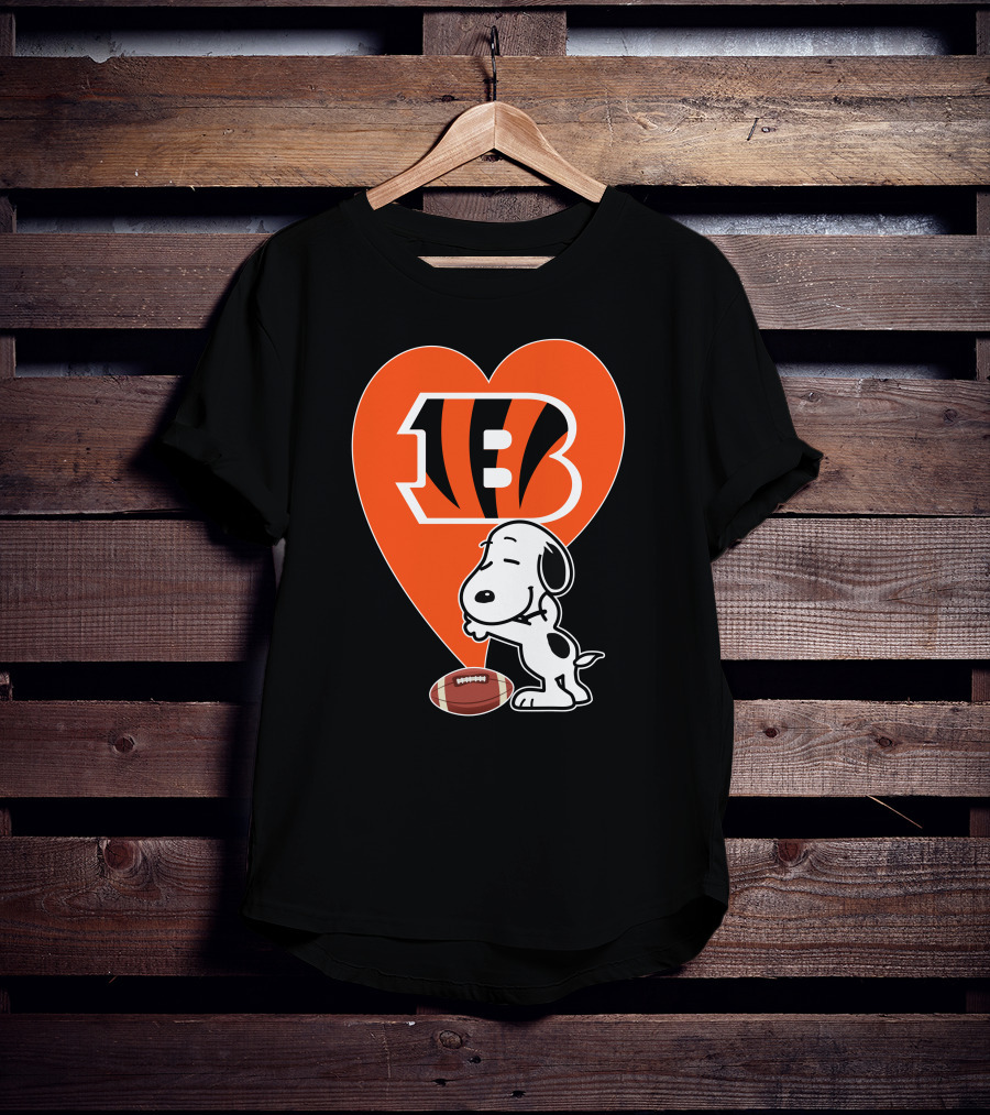Cincinnati Bengals Snoopy Heart Football Hug T-Shirt