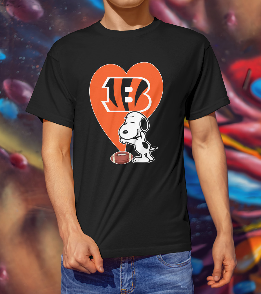 Cincinnati Bengals Snoopy Heart Football Hug T-Shirt