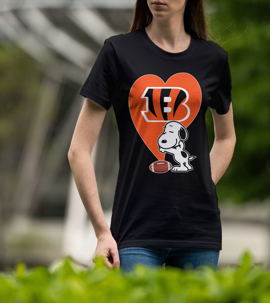 Cincinnati Bengals Snoopy Heart Football Hug T-Shirt