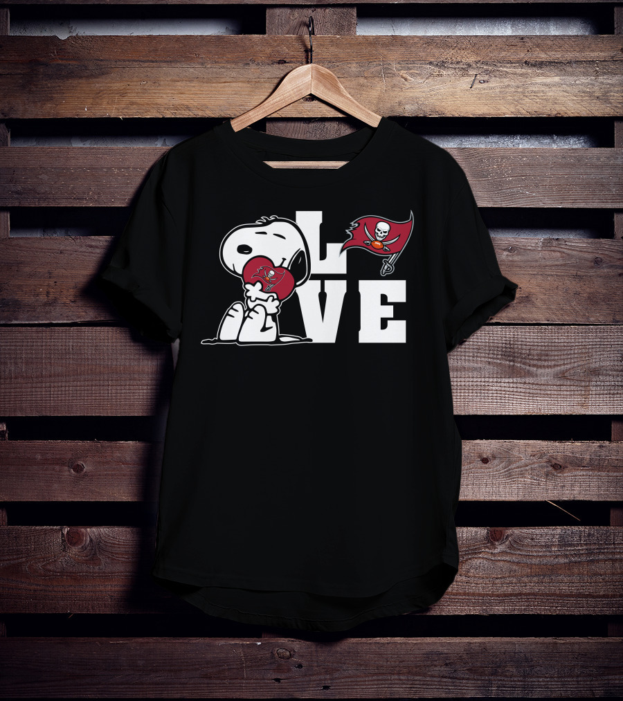 Snoopy Hugging Tampa Bay Buccaneers Heart With Love And Flag T-Shirt