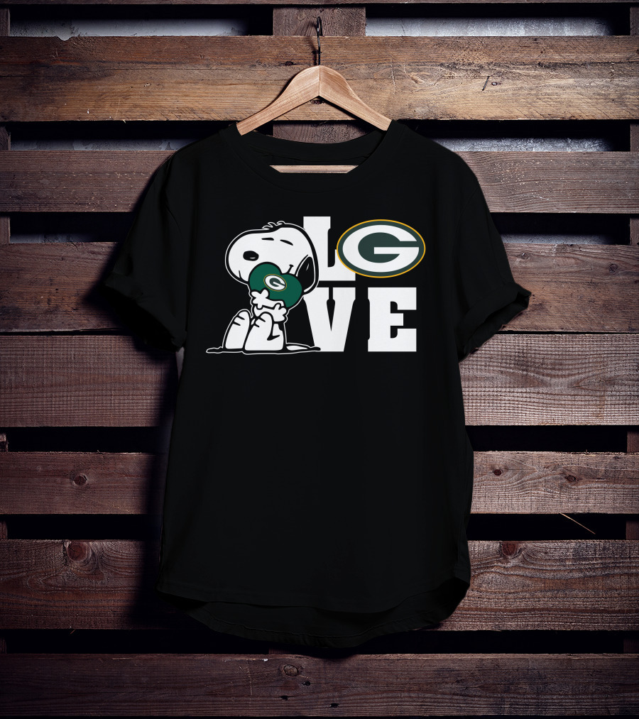 Snoopy Holding Green Bay Packers Football Love T-Shirt