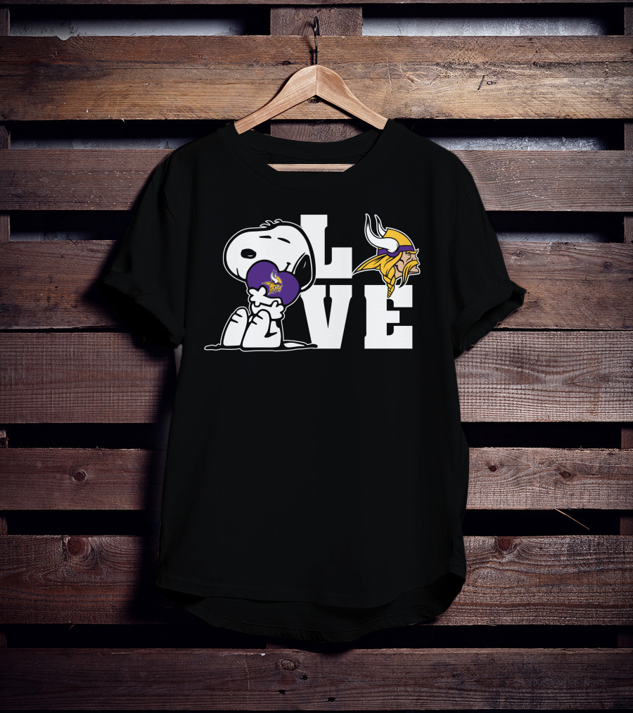 Snoopy Holding Minnesota Vikings Love Heart T-Shirt