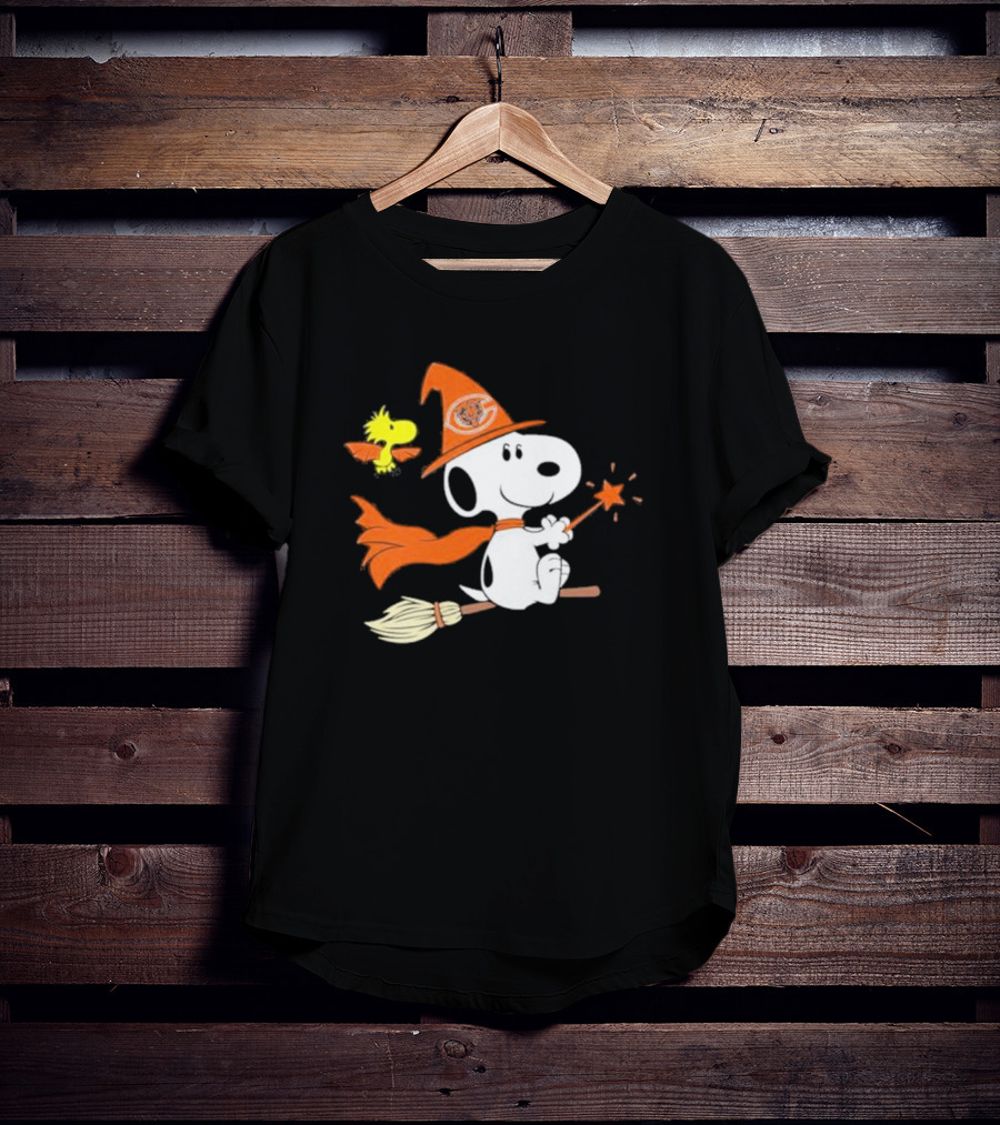 Snoopy Witch Chicago Bears Halloween Flying Broomstick Woodstock T-Shirt