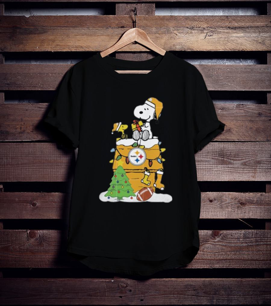 Snoopy And Pittsburgh Steelers Christmas Chimney Scene With Woodstock And Holiday Decorations T-Shirt