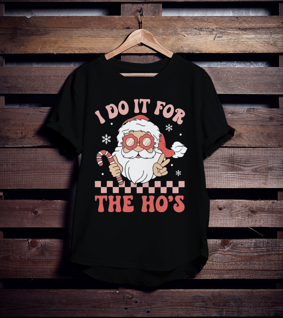 I Do It For The Ho’s Funny Christmas Santa With Candy Cane And Peace Sign T-Shirt