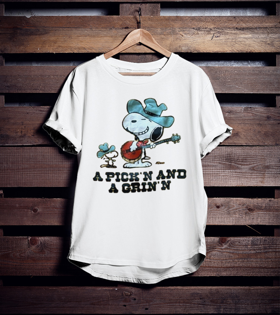 Snoopy A Pick’n And A Grin’n Country Banjo Player Cowboy Hat T-Shirt
