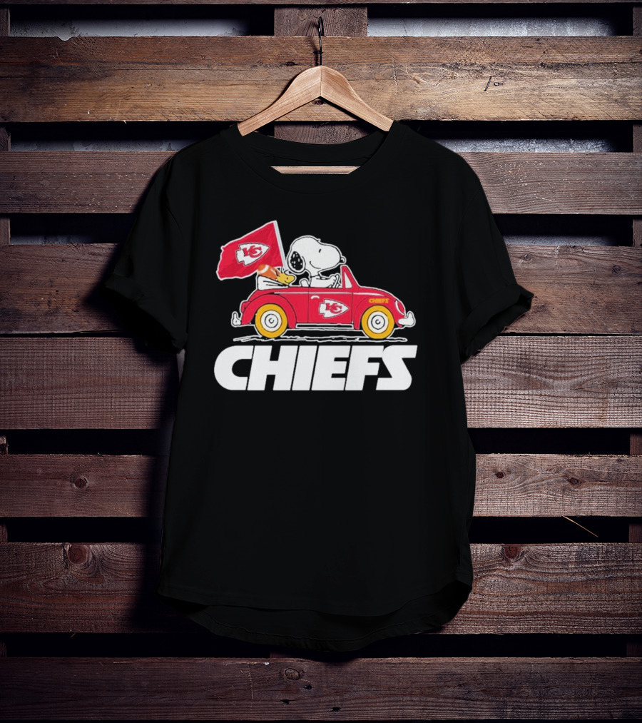 Snoopy Kansas City Chiefs Car With Flag T-Shirt