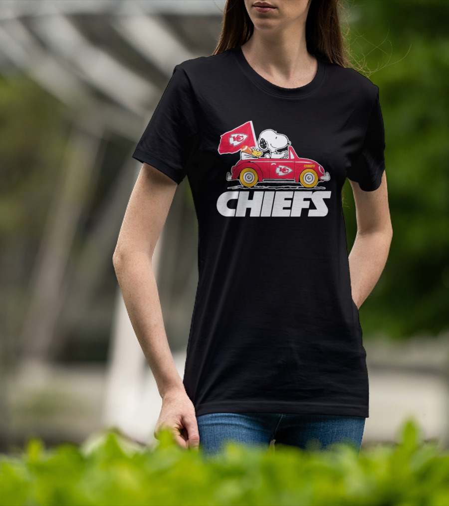Snoopy Kansas City Chiefs Car With Flag T-Shirt