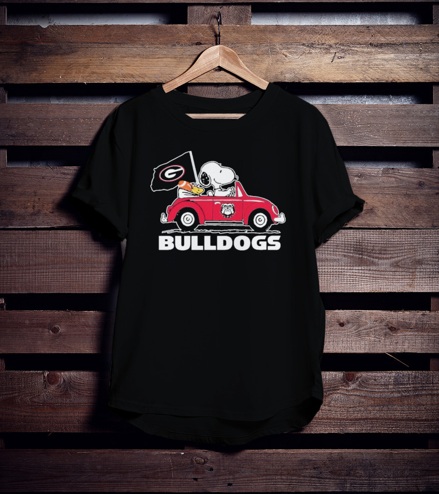 Snoopy And Woodstock Driving Georgia Bulldogs Car With Flag T-Shirt