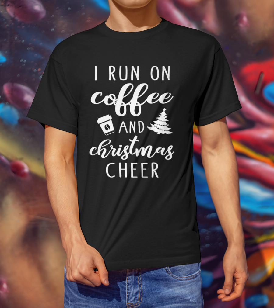 I Run On Coffee And Christmas Cheer עם כוס קפה ועץ אשוח T-Shirt