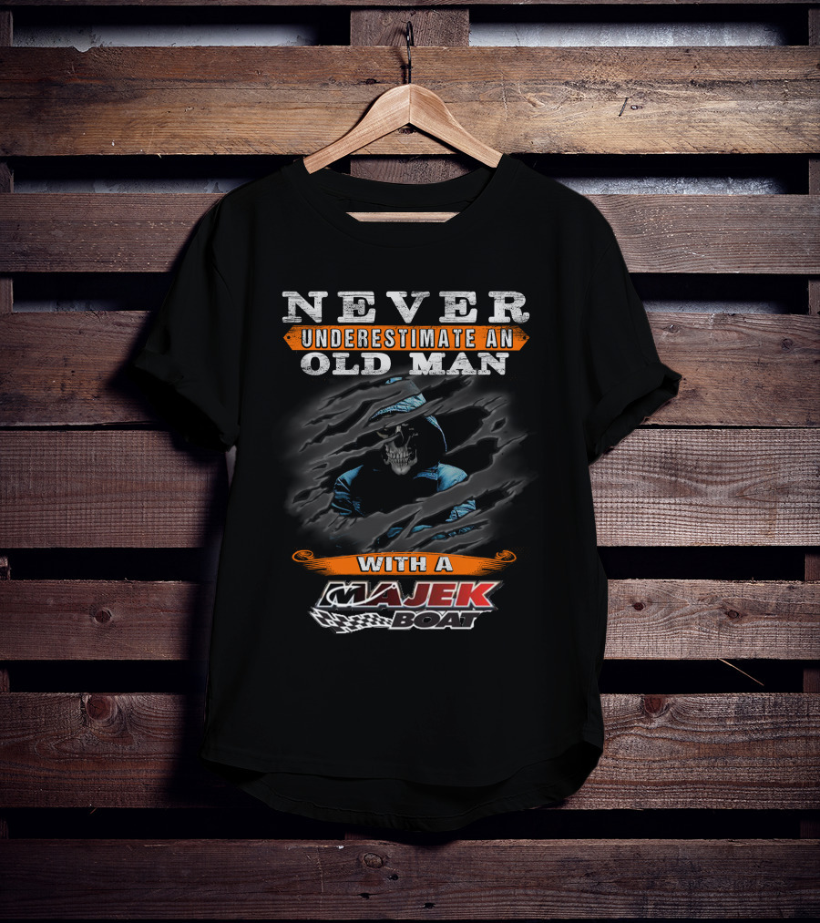 NEVER UNDERESTIMATE AN OLD MAN WITH A MAJEK BOAT T-Shirt