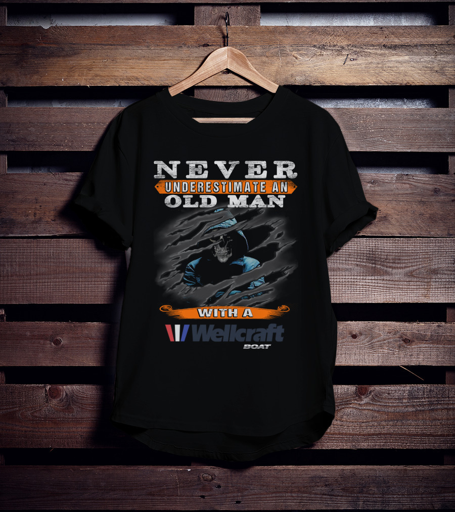 NEVER UNDERESTIMATE AN OLD MAN WITH A WELLCRAFT BOAT T-Shirt