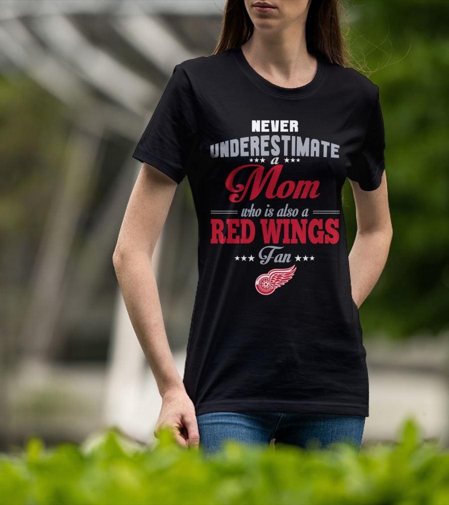 Never Underestimate A Mom Who Is Also A Red Wings Fan Detroit Red Wings T-Shirt