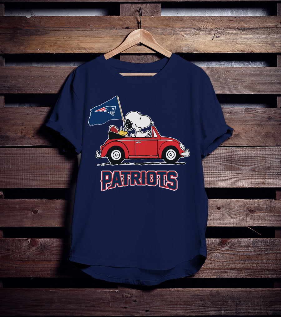 New England Patriots Snoopy Driving Classic Red Car With Flag T-Shirt