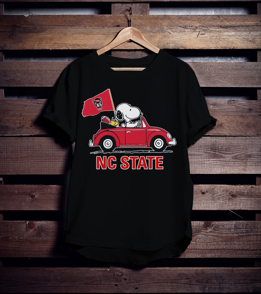 NC State Wolfpack Snoopy Red Car Football Flag T-Shirt