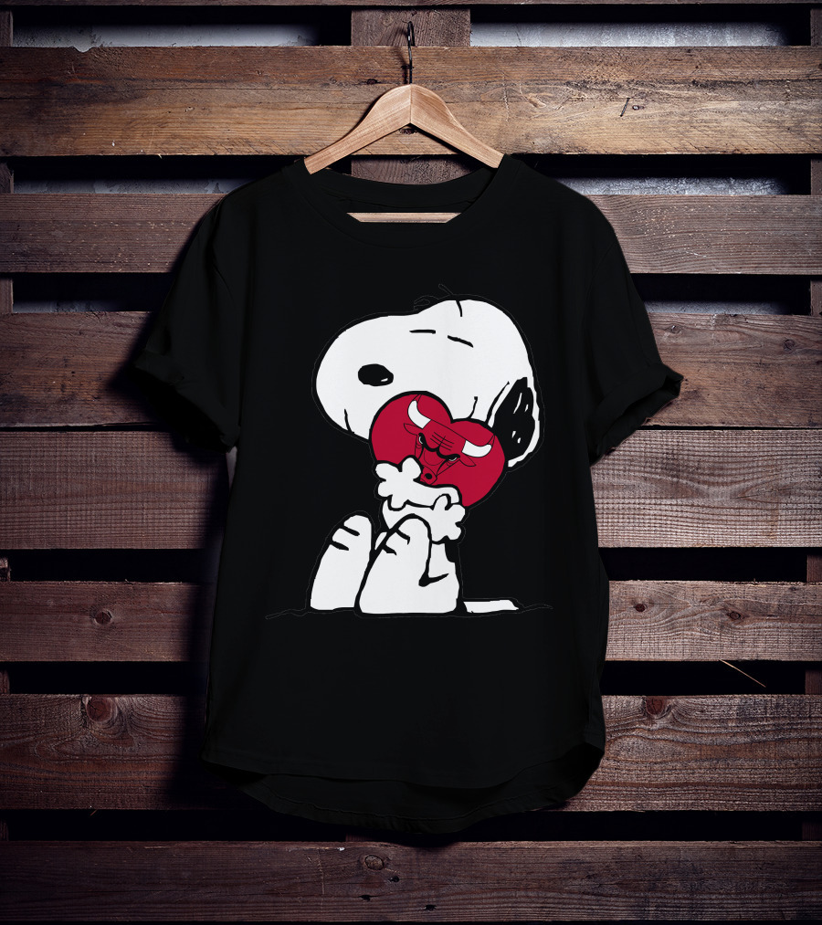 Snoopy Hugging Chicago Bulls Basketball Heart T-Shirt