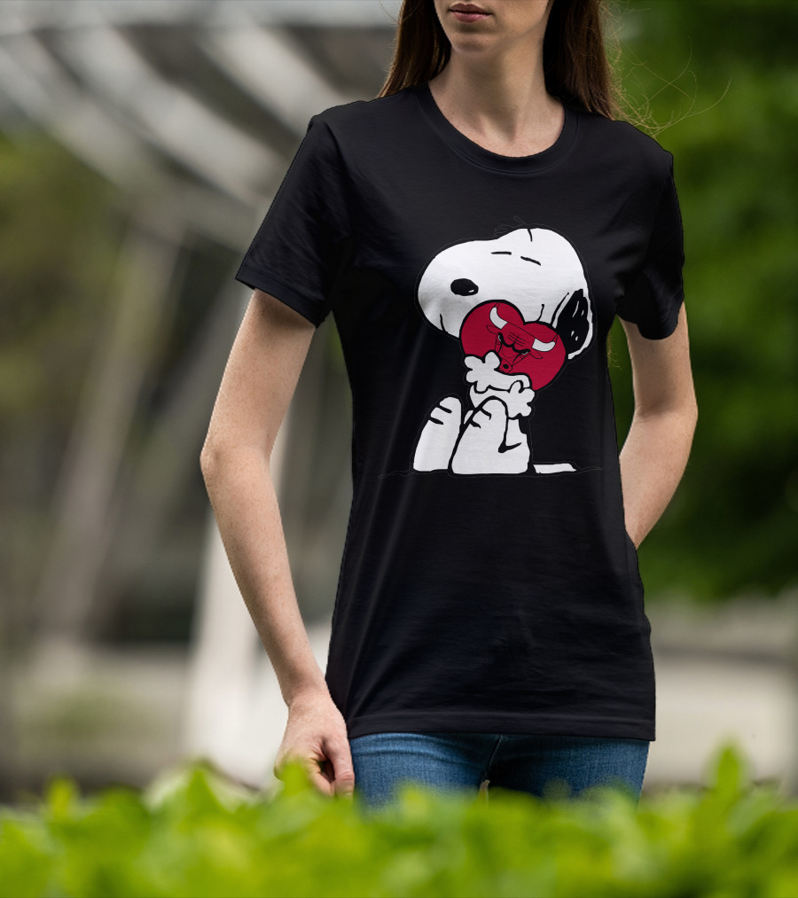 Snoopy Hugging Chicago Bulls Basketball Heart T-Shirt