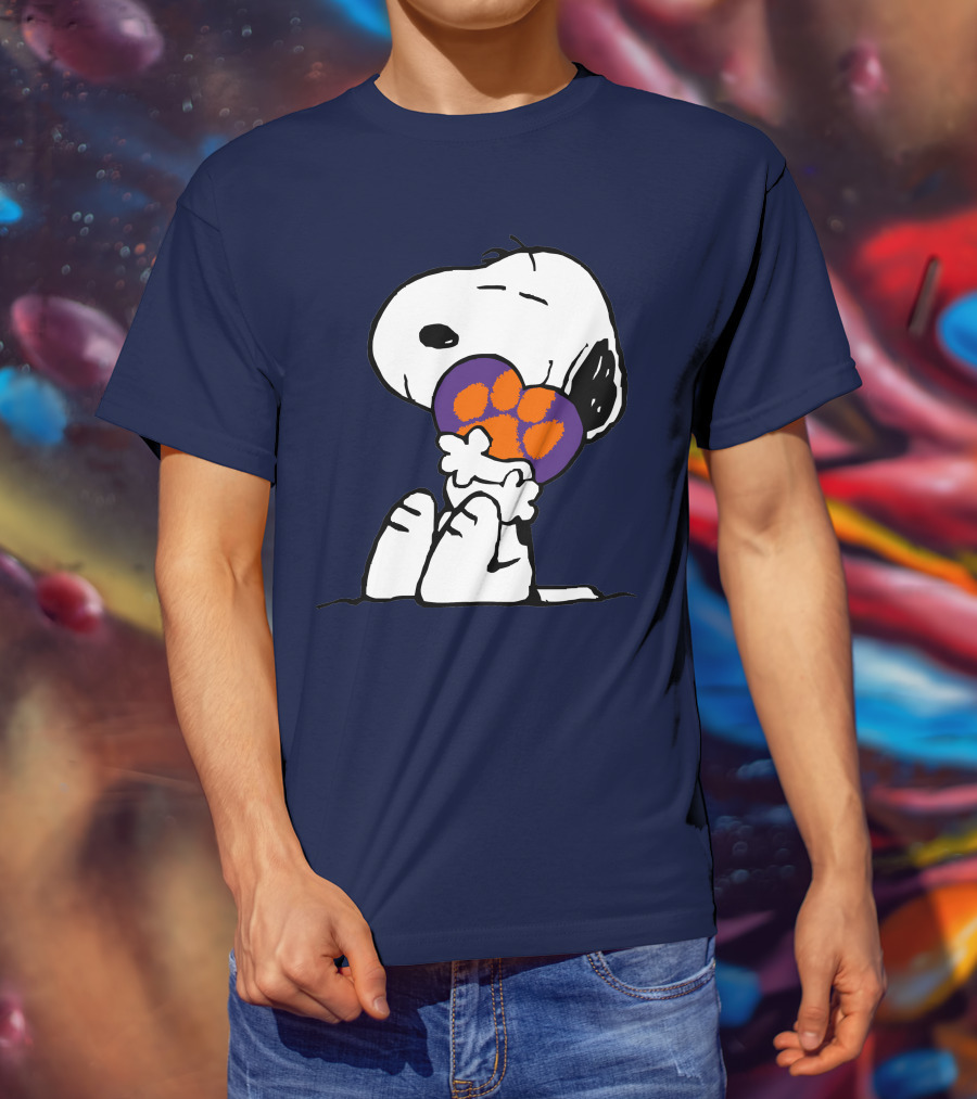 Clemson Tigers Snoopy Hugging Pawprint T-Shirt