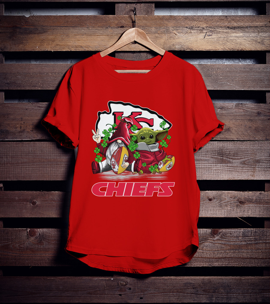 Kansas City Chiefs St. Patrick’s Day Baby Yoda And Gnome Football Shamrocks T-Shirt