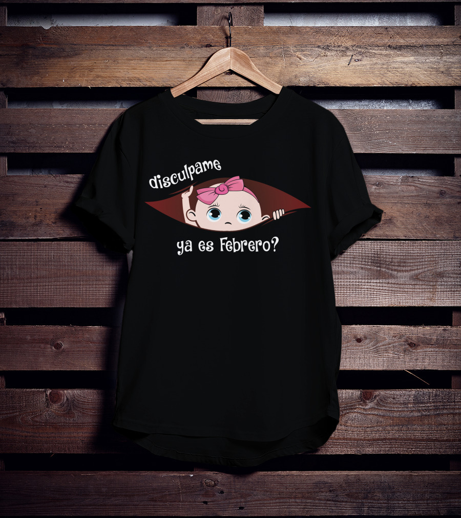 Disculpame Ya Es Febrero Muñeca Bebé Asomándose Con Lazo Rosa En Fondo Oscuro T-Shirt