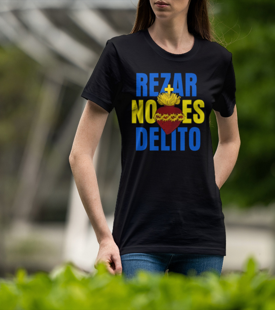 Rezar No Es Delito Sacred Heart Iconography T-Shirt