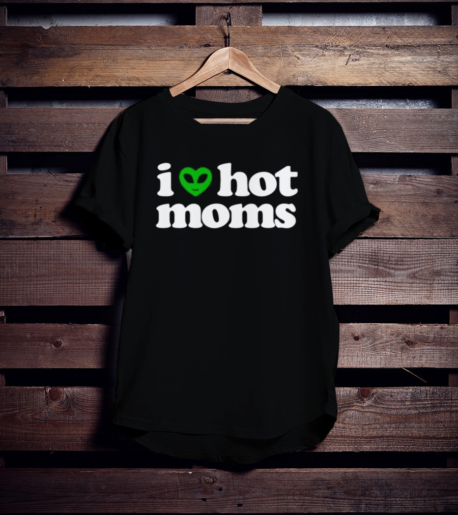 I Heart Hot Moms Alien Face Green T-Shirt