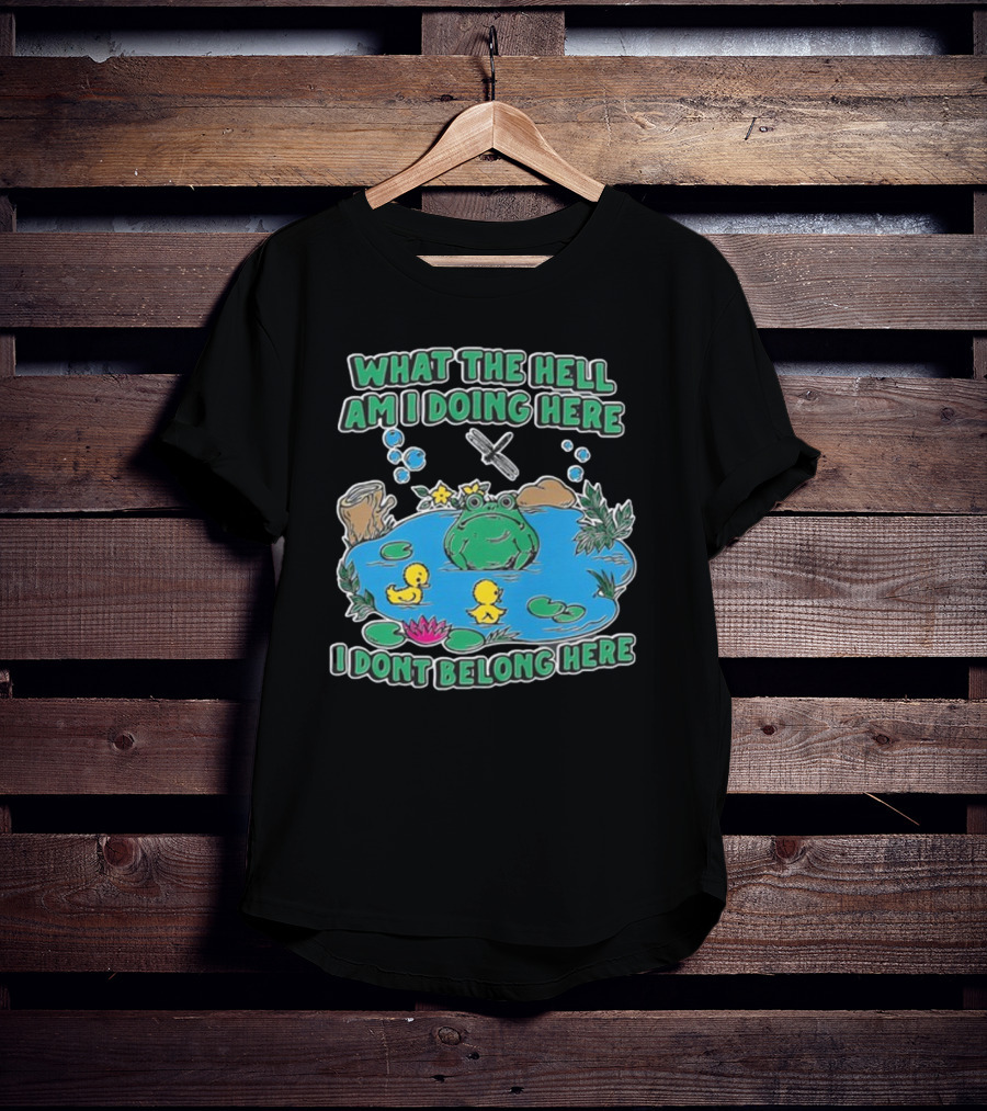 WHAT THE HELL AM I DOING HERE I DONT BELONG HERE FROG AND DUCKS IN POND T-Shirt