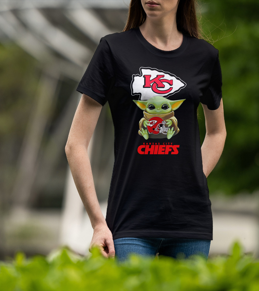 Kansas City Chiefs Baby Yoda Holding Chiefs Helmet Star Wars T-Shirt
