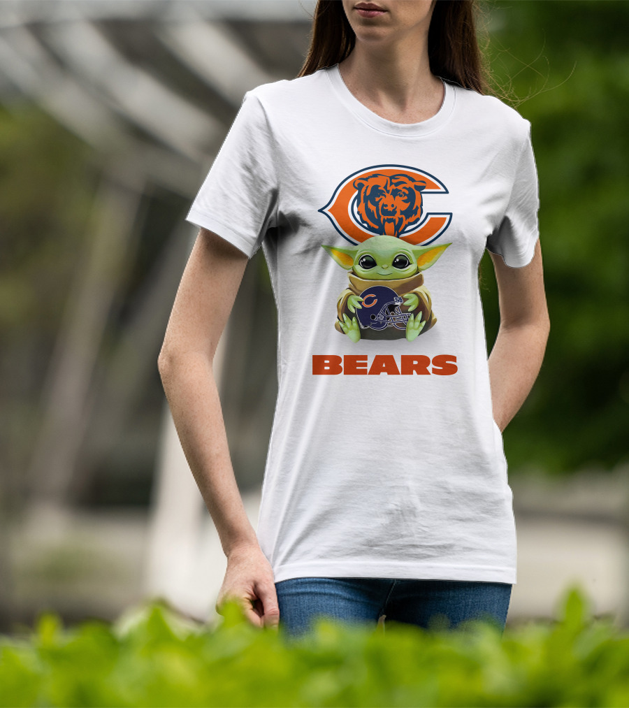Star Wars Baby Yoda With Chicago Bears Helmet And Logo Bears T-Shirt