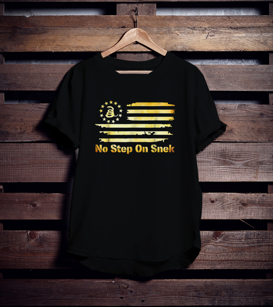 No Step On Snek Snake Meme With Betsy Ross Flag And Coiled Snake T-Shirt