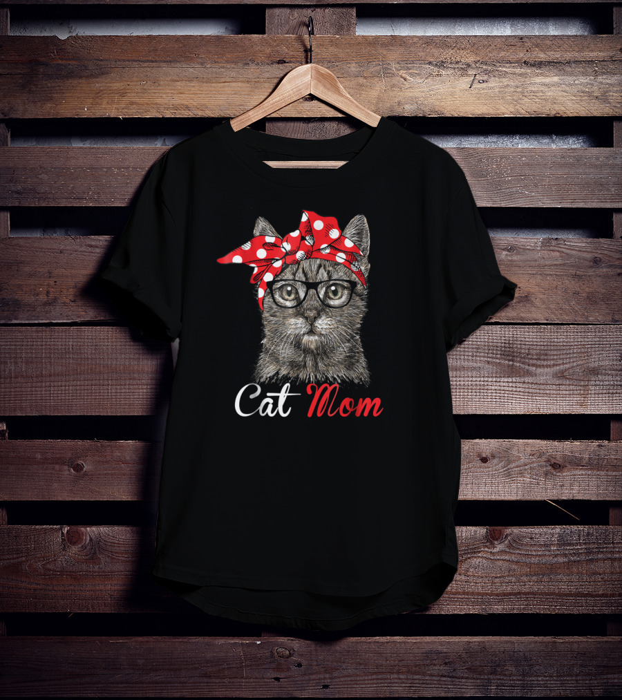 Cat Mom Funny Cat With Glasses And Polka Dot Bandana T-Shirt