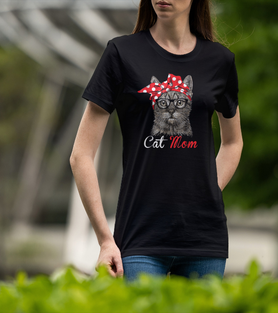 Cat Mom Funny Cat With Glasses And Polka Dot Bandana T-Shirt