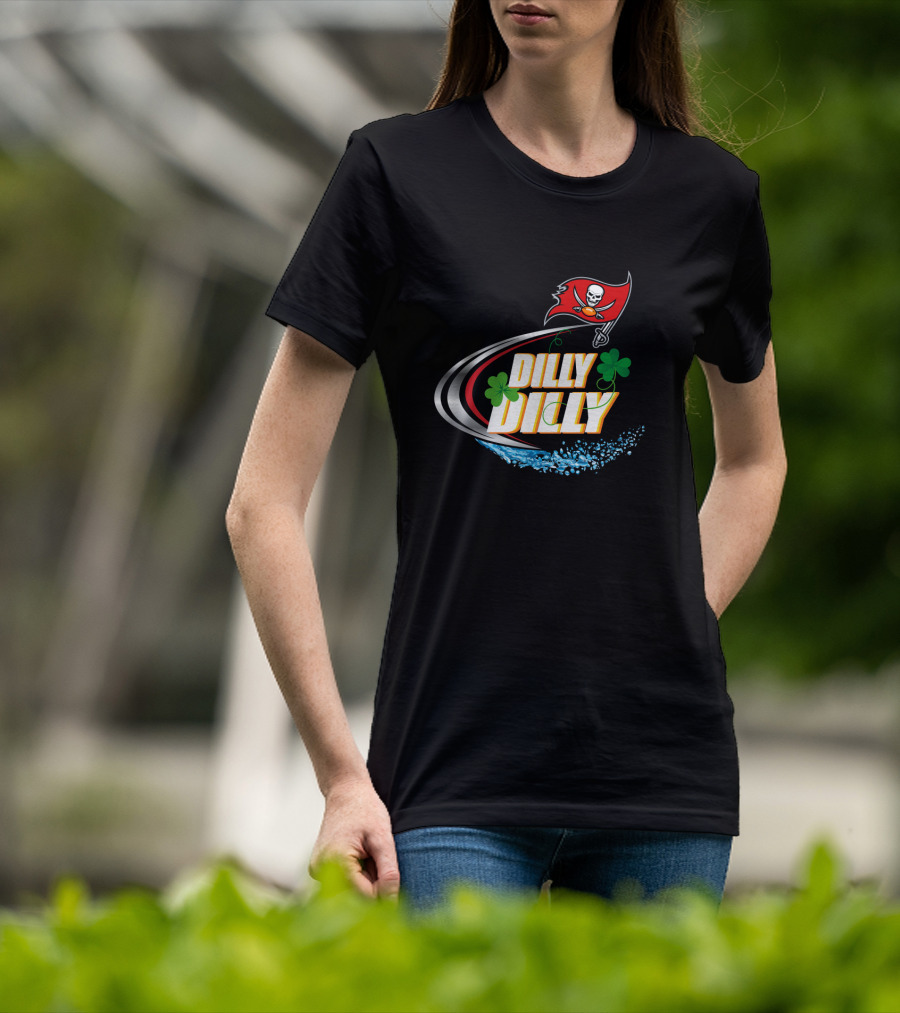 Dilly Dilly Tampa Bay Buccaneers Flag With Shamrocks And Water Splash T-Shirt