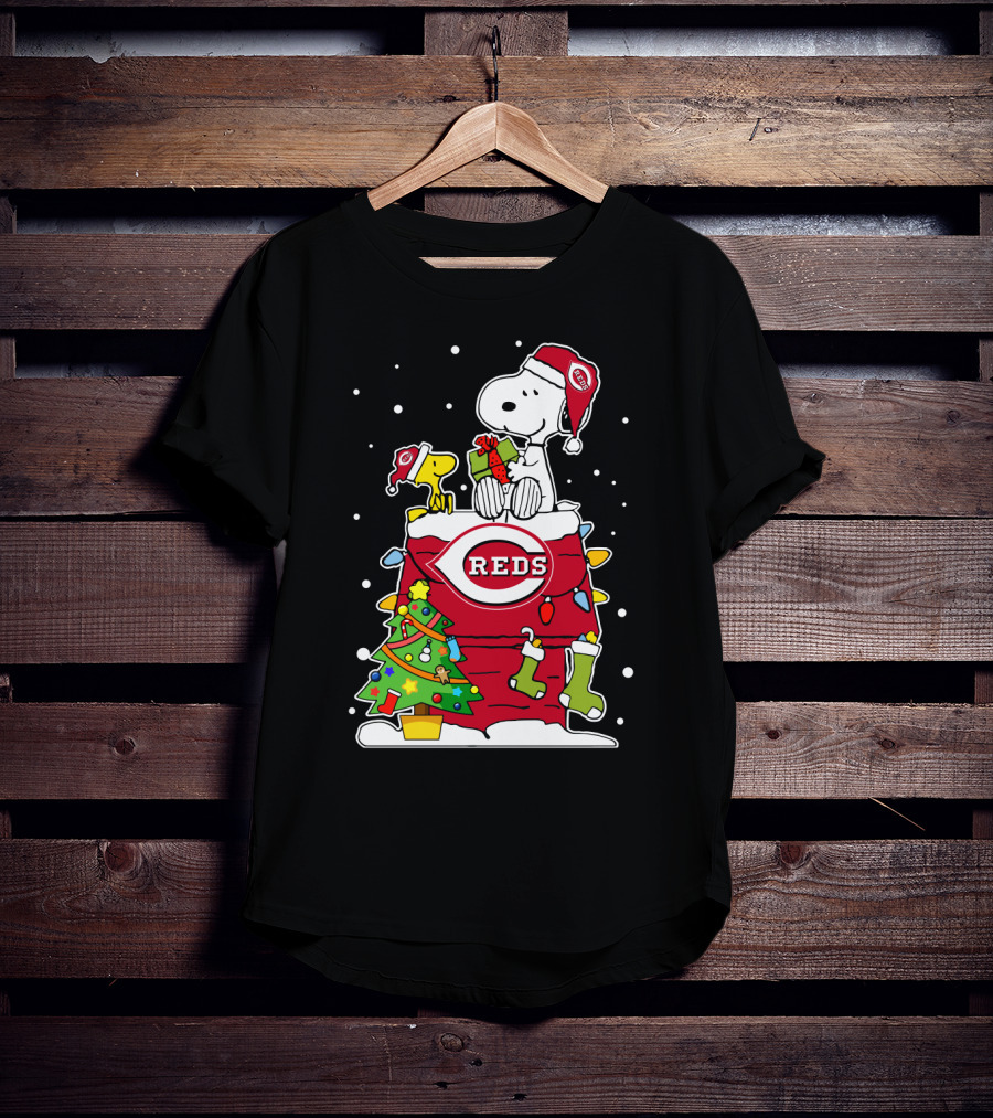 Cincinnati Reds Snoopy Christmas Peanuts Holiday Celebration T-Shirt